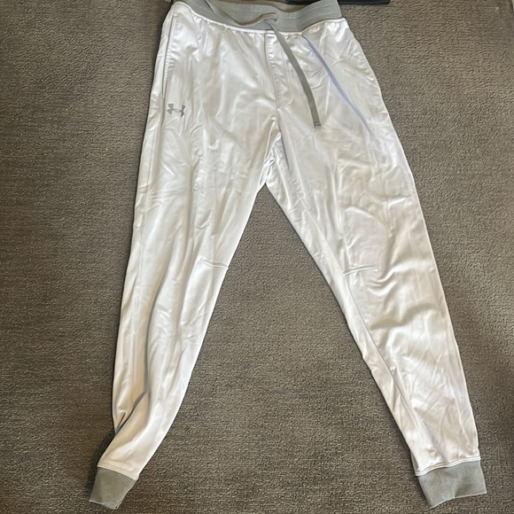 Bundle of 2 pairs of UA pants. - Picture 2 of 6